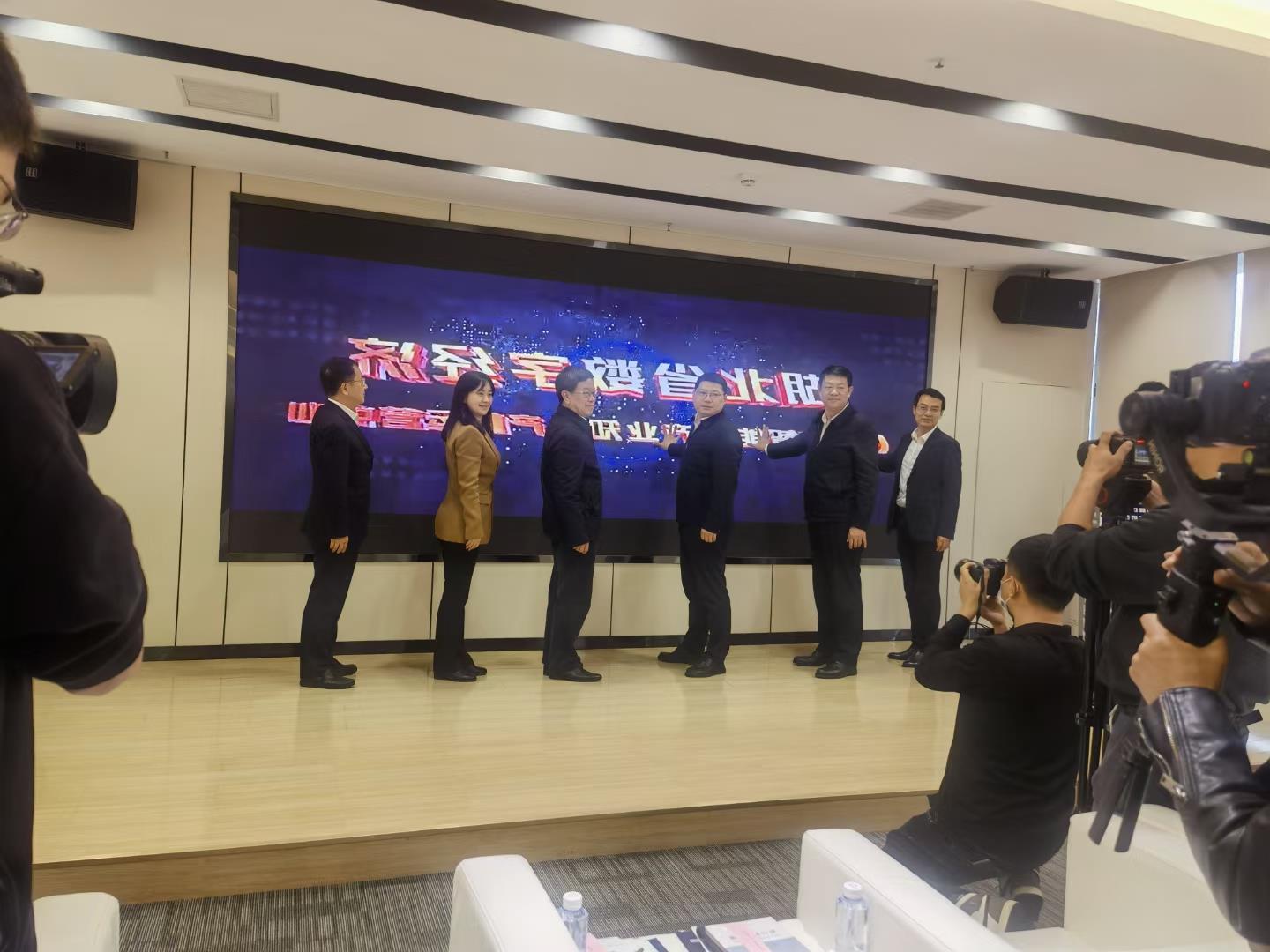 龙8国际参加湖北省数字经济（人工智能）产业知识产权运营中心揭牌仪式(图5)
